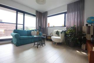 Dit mooi afgewerkt appartement is gelegen in een kleinschalige residentie nabij het dorpscentrum.
Het appartement is gelegen op de eerste verdieping, toegankelijk met een lift, en omvat een inkomhal, toilet, leefruimte met open keuken en zonnig terras, een berging, twee slaapkamers en een badkamer met dubbele lavabo en douche.
Tevens beschikt het appartement over een privéparking en fietsenstalling.