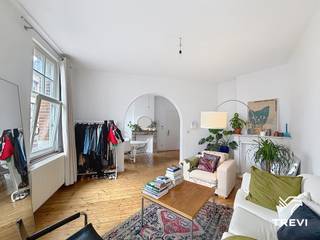 <p>SAINT-GILLES: Vlak bij de Barrière de Saint-Gilles en het Parc de Forest, evenals alle voorzieningen, een appartement met 1 slaapkamer van ±55 m² op de 2e verdieping zonder lift. Het appartement bestaat uit een inkomhal, toilet, bureau van ±6m², ingerichte keuken (oven, kookplaten, en afzuigkap), balkon van ±2 m² op het oosten, eetkamer van ±12m², woonkamer van ±24m² en slaapkamer van ±12m². Kosten: 90 €/maand aan servicekosten, inclusief koud water, gemeenschappelijke kosten en een verzekering tegen regresvorderingen. EPC G. geschilderd worden. Beschikbaar vanaf 01/12/2026.</p>
<p></p>
<p><u>Op de 2e verdieping zonder lift:</u></p>
<p></p>
<p>- Hal</p>
<p>- WC</p>
<p>- Kantoor ±6m²</p>
<p>- Ingerichte keuken (oven, kookplaten, en afzuigkap)</p>
<p>- Balkon ±2 m² op het oosten</p>
<p>- Eetkamer ±12m²</p>
<p>- Woonkamer ±24m²</p>
<p>- Slaapkamer ±12m²</p>
<p></p>