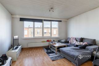 <p><span>Paulus Beyestraat 156 - Deurne</span></p><p><span> </span></p><p><span>Opbrengsteigendom (210 m²) bestaande uit 4 wooneenheden in Deurne</span></p><p><span>Deze opbrengsteigendom op een centrale locatie in de Paulus Beyestraat bestaat momenteel uit 2 appartementen en 2 studio</span><span>’</span><span>s, verdeeld over 3 bouwlagen. De vier woonentiteiten zijn momenteel verhuurd. Het gebouw werd gedeeltelijk gerenoveerd in 2008 en beschikt over PVC-ramen met dubbele beglazing. Het dak werd vernieuwd in 2000 en in 2008 werden onder meer delen van de loodgieterij (2 CV ketels in 2021) en elektriciteit vernieuwd (conform).</span></p><p><span>Op het gelijkvloers bevindt zich een appartement van ca. 55 m² met 1 slaapkamer en een zuid-west-georiënteerde tuin van ca. 30 m². Dit appartement werd volledig vernieuwd in 2008. </span></p><p><span>De eerste verdieping omvat een appartement van ca. 70 m² met 1 slaapkamer. Op de tweede verdieping bevinden zich 2 studio</span><span>’</span><span>s van respectievelijk 40 m² en 30 m² die mits kleine aanpassingen om te vormen zijn naar 1 appartement van 70m². </span></p><p><span>Extra bergruimte is voorzien in de droge kelder van 30 m². </span></p><p><span>Kortom: een interessante opbrengsteigendom met 4 verhuurde woonentiteiten, opbrengst van € 2050 per maand en verdere optimalisatiemogelijkheden. Mis deze kans niet! </span></p><p><span>Bewoonbare opp. 210 m² ref.: bruto vloeropp. Voor meer info of een gratis schatting surf naar </span><span><span>www.hansimmo.be</span></span></p><p><span> </span></p>