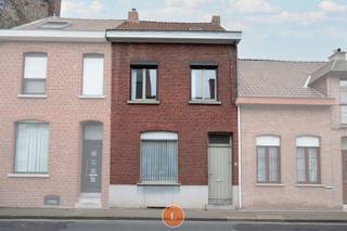 Bij het betreden van de woning kom je terecht in een <strong>inkomhal</strong> die toegang biedt tot de boven verdieping, de <strong>ruime kelder</strong> en de woning.<br /><br />De woning heeft een<strong> ruim woongedeelte</strong> waar <strong>voldoende plaats</strong> is voor een grote eettafel en een comfortabele zithoek met <strong>aansluitend</strong> een <strong>keuken</strong>, de keuken heeft toegang naar de tuin<strong> </strong>maar ook het verdere gedeelte van de woning. De <strong>badkamer</strong> is voorzien van een <strong>bad</strong> en lavabo, er is een <strong>apart toilet</strong>. Verder is er nog een ruimte voorzien voor een <strong>wasplaats</strong> of bijkeuken.<br /><br />Op de boven verdieping zijn er <strong>2 ruime slaapkamers</strong> en een <strong>vaste trap</strong> naar de zolder. De <strong>zolderverdieping</strong> biedt extra ruimte en kan perfect omgevormd worden tot een derde slaapkamer.<br /><br />Er is een <strong>zuidwest</strong> gerichte <strong>tuin</strong> aanwezig van ongeveer 215m².<br /><br />Deze woning biedt de kans om alles naar hedendaagse normen te brengen en naar eigen smaak in te richten.<br /><br /><span><strong>Pluspunten:</strong></span><br />- goede ligging<br />- grote leefruimte<br />- tuin<br /><br />* Laat u zeker niet afschrikken door het EPC en de renovatieplicht. Mits dakisolatie zorgt dit voor een aanzienlijk positief effect! <br /><br />Heeft u interesse in meer informatie of een bezoek aan deze woning? Aarzel niet om contact op te nemen met Kimberly via 0470574605.<br />