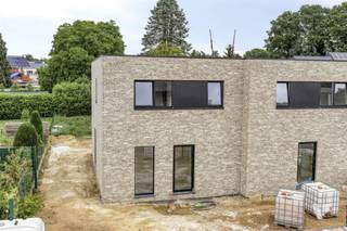 <h3><span>Energy efficient semi-detached newly built house with 4 bedrooms and beautiful garden in Koersel</span></h3><p><span>On the quiet Moestuinstraat in Koersel, this stylish </span><span>semi-detached building</span><span> with a well thought-out layout and particularly energy-efficient finish </span><span>is currently rising </span><span>. </span><span> The house (left unit) stands on a beautiful plot and will be delivered fully finished in the </span><span>fall of 2025</span><span>. </span><span> Thanks to the </span><span>EPC label A (E-level 30)</span><span>, solar panels, ventilation system D and underfloor heating, you live here extremely comfortable and sustainable.</span></p><h3><span>Layout</span></h3><p><span>On the ground floor you will enjoy a </span><span>living space with large windows overlooking</span><span> the garden. Here you can easily create a cozy sitting area and open dining area, the adjoining open kitchen is fully furnished and equipped with all comforts.</span></p><p><span>Furthermore, on the ground floor you have a separate storage/technical room, a guest toilet and space for additional storage cupboards in the entrance hall, ideal for a smoothly organized living environment.</span></p><p><span>The </span><span> rear</span><span>garden</span><span> offers plenty of opportunities for play space, a nice patio or even your own vegetable garden.</span></p><p><span>On the second floor there are </span><span>four full-sized bedrooms</span><span> with pleasant light and a practical layout. The modern bathroom will be equipped with shower and washbasin cabinet, in addition, there is also a separate toilet on this floor.</span></p><h3><span>Comfort and energy</span></h3><ul><li><span>EPC A (E-level 30)</span></li><li><span>Solar panels</span><span> </span></li><li><span>Ventilation system D</span><span> for a healthy indoor climate</span></li><li><span>Underfloor heating</span><span> on the ground floor and first floor</span></li><li><span>Aluminium windows with double glazing</span></li><li><span>Rainwater tank</span><span> for ecological water consumption</span></li></ul><p><span>These advanced techniques guarantee </span><span>very low energy costs</span><span> and exceptional living comfort.</span></p><h3><span>Location</span></h3><p><span>The house is located in a </span><span>quiet street</span><span>, in a child-friendly neighborhood. You live near schools, stores and public transportation. Sports facilities and nature reserves are also in the immediate vicinity.</span></p><h3><span>Timing</span></h3><p><span>The house is currently </span><span>fully plastered</span><span> and further</span><span> qualitatively finished</span><span>. </span><span> Completion is scheduled for </span><span>November 2025</span><span>.</span></p><h3><span>Summary of assets:</span></h3><p>-<span> Semi-detached building</span><span> with modern architecture<br />- </span><span>4</span><span> bedrooms<br />- </span><span>garden</span><span> with many possibilities<br />- </span><span>EPC A (E-level 30), solar panels, ventilation D,</span><span> underfloor </span><span>heating<br />-</span><span>Aluminum windows with double</span><span> glazing<br />- </span><span>Completion November</span><span> 2025<br />- </span><span>Quiet location</span><span> in child-friendly neighborhood</span></p><p><span>Would you soon be the proud owner of this energy efficient, comfortable new home?</span><span> Do not hesitate and contact us soon for more information or an appointment. </span></p><p><span>This is the opportunity to soon enjoy your new home in Koersel!</span></p>