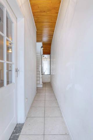 Layout:Ground floor:- entrance hall- living and dining area- equipped kitchen- bathroom with a bath, sink and toilet- porch - garden Floor 1:- night hall- bedroom 1- bedroom 2Floor 2:- attic (already equipped with electricity)Details:- quiet location in a dead end street- immediately available- spacious driveway with space for 2 cars- electric shutters- garden of approx. 25 m²- attic with potential- electricity in accordance with AREIThis property is subject to the renovation obligation imposed by the Flemish government for residential buildings (unless demolished within 5 years of purchase). For more information, consult the website of the Flemish Energy and Climate Agency at https://www.vlaanderen.be/een-woning-kopen/renovatieverplichting-voor-residentiele-gebouwen