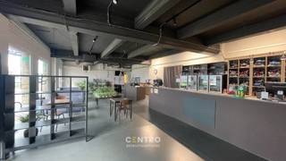 Horecapand te huur met een totale oppervlakte van 150m².<br />Dit pand geniet van een authentieke waterfrontligging in een omgeving waar wonen, toerisme, horeca en maritieme activiteiten samenkomen. De nabijheid van de jachthaven, de kust en de haven creëert een interessante mix van bezoekers en lokale klanten, ideaal voor uiteenlopende commerciële activiteiten.<br /><br /><strong><u>Benaderende OPPERVLAKTEN:</u></strong><br />Totale oppervlakte: 150m²<br /><br /><u><strong>INDELING:</strong></u><br />Gelijkvloers (150m²): cafetaria<br /><br /><u><strong>GROTE TROEVEN van dit handelspand:</strong></u><br />- Voldoende parkeergelegenheid<br />- Vlotte bereikbaarheid nabij de jachthaven van Zeebrugge<br /><br /><u><strong>Bijzonderheden</strong></u><br />- Korttijdige bezetting<br />- Onmiddellijk beschikbaar<br /><br /><br />- Onze referentie op<strong> </strong><strong>www.centro.be</strong>: <strong>L0199 - 7</strong><br />- <strong>Interesse?</strong> Neem dan vandaag nog contact voor meer info of bezichtiging:<strong> </strong><strong>050700102</strong><strong>.</strong><br /><br /><strong>CENTRO | </strong><strong>BEDRIJFSVASTGOED </strong>is reeds 24 jaar <u>gespecialiseerd in de bemiddeling van commercieel- en bedrijfsvastgoed</u> in West- en Oost-Vlaanderen.<br /><strong>Wilt u ook weten hoeveel uw bedrijfsgebouw waard is?</strong><br />Contacteer ons vrijblijvend voor een marktconforme waardebepaling van uw pand. <br />