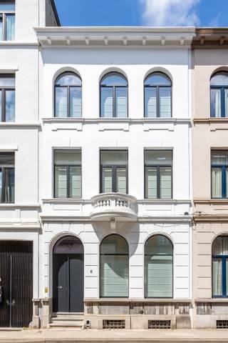 Op zoek naar een uiterst kwalitatief gerenoveerde woning mét tuin, op toplocatie? Mis dan deze opportuniteit niet! Van de laagste tot de...