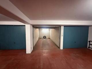 Gesloten ondergrondse garagebox te huur.
De box is gelegen aan het citadelpark te Gent, dichtbij het station van Gent Sint-Pieters.
Wenst u meer informatie of een bezoek?
Neem contact op met ons kantoor.
www.descheldegalm.be