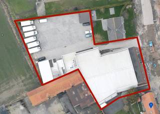 <p><strong>Bedrijfsgebouw met kantoren en magazijnen te koop in Avekapelle</strong></p>
<p>Op een strategische locatie in het centrum van Avekapelle, vlakbij de op- en afritten van de E40, bevindt zich dit veelzijdige en instapklare bedrijfsgebouw op een perceel van 2.841 m².</p>
<h3><span><strong>Indeling</strong></span></h3>
<p><strong>Bedrijfsgebouw:</strong></p>
<ul>
<li>Moderne kantoren (± 200 m²) met strak en hedendaags design</li>
<li>Ruim magazijn (± 1.220 m²)</li>
<li>Opslagruimte vooraan met grote overspanning (± 350 m²)</li>
<li>Diepvriesmagazijn (± 255 m²)</li>
<li>Gekoeld magazijn (± 67 m²)</li>
<li>Logistieke laadkade voor efficiënte goederenbehandeling</li>
</ul>
<h3><span><strong>Afwerking</strong></span></h3>
<ul>
<li>Staalconstructie met isolerende sandwichpanelen</li>
<li>Gepolierde betonvloer</li>
<li>3 x 380 V elektriciteitsaansluiting</li>
<li>Algemene staat: instapklaar</li>
</ul>
<h3><span><strong>Bestemmingsmogelijkheden</strong></span></h3>
<ul>
<li>Gelegen volgens het gewestplan in woonzone met landelijk karakter</li>
</ul>
<h3><span><strong>Mobiliteit</strong></span></h3>
<ul>
<li>Vlotte verbinding met de E40</li>
<li>Nabij de N35 (Veurne – Diksmuide)</li>
<li>Zeer ruime parkeermogelijkheden</li>
</ul>
<h3><span><strong>Modaliteiten</strong></span></h3>
<ul>
<li>Aankoop via aandelenoverdracht mogelijk, met de bijhorende voordelen.</li>
<li>Wettelijke documenten op aanvraag.</li>
</ul>
<br />Bent u op zoek naar een multifunctionele handelsruimte of kantoorruimte, neem dan voor meer inlichtingen of een bezoek op afspraak contact op met ALBERT B2B, Dominique Baes op 0498/12.82.20 of via dominique.baes@albert.immo<br /><br /><span>Bestuursmaatregelen in het maatregelenregister: nee</span>