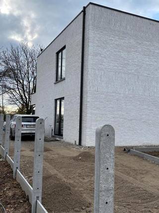 Graag bieden wij u deze moderne,energiezuinige nieuwbouwwoning aan, gelegen in Tollembeek nabij het station. De woning beschikt over een inkomhal...