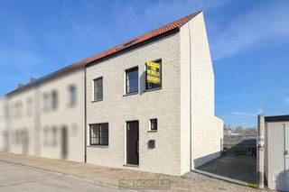 <p><span><span><strong>Bezoekmoment </strong></span></span><span><span><strong>zaterdag 2 mei</strong></span></span><span><span><strong>! Inschrijven kan via </strong></span></span><span><span><strong>www.nobels.be</strong></span></span><span><span><strong> onder referentienummer </strong></span></span><span><span><strong>4352399</strong></span></span><span><span><strong>.</strong></span></span><br /><br />Instapklare halfopen bebouwing met ENERGIEZUINIGE AFWERKING en RUSTIGE LIGGING in Eine, deelgemeente van Oudenaarde, biedt deze woning een ideale combinatie van comfort en bereikbaarheid. U woont hier op een ZEER GUNSTIGE LOCATIE nabij openbaar vervoer, winkels, scholen en vlotte verbindingen via de N60, wat het dagelijks leven bijzonder praktisch maakt. De woning werd opgebouwd met DUURZAME MATERIALEN en beschikt over een PRAKTISCHE RUIME INDELING die zorgt voor een aangenaam woongevoel. Via de inkomhal met gastentoilet komt u in de LICHRIJKE LEEFRUIMTE met OPEN INGERICHTE KEUKEN en aansluitende BERGING. Op de eerste verdieping bevinden zich TWEE VOLWAARDIGE SLAAPKAMERS en een INGERICHTE BADKAMER, terwijl de tweede verdieping nog een DERDE SLAAPKAMER en een RUIME ZOLDERKAMER herbergt. Buiten geniet u van een GEZELLIGE TUIN MET TERRAS en OPRIT, aangevuld met een PRAKTISCHE BUITENBERGING voor fietsen en tuinmateriaal. Dankzij het ENERGIEZUINIGE EPC-LABEL A is dit een toekomstgerichte woning met OPTIMAAL WOONCOMFORT.</p>
<strong>Adres:</strong> Pater Ruyffelaertstraat 9 te Oudenaarde<br /><br />EPC: 71,11 kWh/m², G-score en P-score A, Geen renovatieverplichting van toepassing.<br />Bestuursmaatregelen in het maatregelenregister: NEEN.