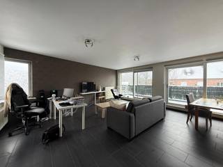 <p>Dit verzorgd en praktisch ingedeeld twee slaapkamer appartement is ideaal voor starters, alleenstaanden of koppels die op zoek zijn naar een fijne woonplek op een centrale locatie.</p>
<p>Dankzij de goede bereikbaarheid en de nabijheid van Scholen, Supermarkten en andere dagelijkse voorzieningen op wandelafstand, maar ook belangrijke invalswegen (N12 Turnhoutsebaan – Antwerpsesteenweg), geniet je hier van zowel comfort als dagelijks gemak.</p>
<p>Het appartement beschikt over een ruime lichtrijke living, functionele keuken (vaatwasser wordt nog geplaatst) met berging. Het terras (17m²) is via de woonruimte te bereiken en is Zuidelijk georiënteerd. De slaapkamers bieden alle comfort, waarvan 1 volwaardige slaapkamer en 1 kleinere slaapkamer. De Badkamer biedt al het mogelijke comfort. Verder heb je aan de achterkant van het gebouw een garage voor 1 staanplaats.</p>
<p></p>
<p>Bijzonderheden:</p>
<ul>
<li>Beschikbaar vanaf 1 maart 2026</li>
<li>Huurprijs 850 euro/maand</li>
<li>Garage</li>
<li>Geen gemeenschappelijke kosten</li>
<li>EPC label C: 250 kWh/m²</li>
<li>Huurwaarborg Korfine: 3 maanden huur</li>
</ul>
<p>Interesse in deze leuke woonst? Contacteer ons voor een bezoek!</p>