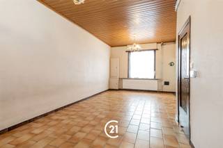 <p>Spacieuse maison familiale de 4 chambres à Gand, près de la gare de Dampoort</p><p>Vous recherchez une maison familiale spacieuse à Gand ? Cette propriété située dans la Biekorfstraat allie calme et emplacement idéal, à deux pas de la gare de Gand-Dampoort.</p><p>Au rez-de-chaussée se trouvent un salon lumineux, la cuisine et une salle de douche pratique. <br />Il y a également une petite cour.</p><p>Au premier étage, vous trouverez deux chambres. Le deuxième étage offre deux autres chambres spacieuses.<br />Besoin d'espace de rangement supplémentaire ? La maison dispose également d'une cave.</p><p>Son emplacement est un atout indéniable : la maison est située dans une rue calme, tout en étant à proximité de la gare de Gand-Dampoort et des nombreuses commodités de la ville.</p><p>Vous recherchez une maison familiale spacieuse avec quatre chambres ? Alors cette propriété vaut vraiment le détour !<br />Contactez-nous pour organiser une visite sur place. À bientôt !</p>
