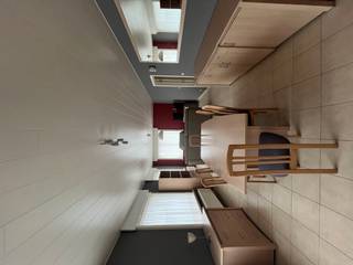 Deze gezellige woning verwelkomt u met een ruime inkomhal voorzien van een gastentoilet. Aansluitend bevindt zich de lichtrijke woonkamer, waar...