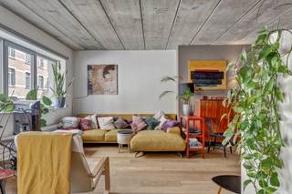 <p>Op een ideale locatie in de Pentagone van Brussel, vlak bij het historische centrum, op de 2e verdieping van een karakteristiek gebouw, bieden wij u deze uitzonderlijke loft van 165 m². Het biedt: een inkomhal met vestiaire, een grote, lichtrijke woonkamer, een eetkamer en een open keuken met eethoek, 3 grote slaapkamers (19 m², 16 m² en 16 m²), een badkamer met douche en bad, een apart toilet en een wasruimte. Kelder. Parkeerplaats: 25.000 €. EPC D+. Dit appartement zal u bekoren door zijn industriële architectuur, de kwaliteit van de materialen en de grote woonkamer. Een bezichtiging is een must!</p>
