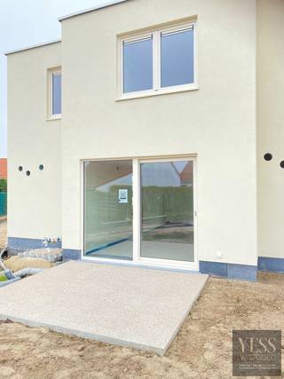 Welkom bij De Strandloper, een stijlvol en energiezuinig project op een toplocatie in Bredene!<br /><br /><span>Indeling van de woning:</span><strong> </strong><br /><strong>- Gelijkvloers:</strong> Tellerkast, ruime berging, lichtrijke en ruime living, terras, open keuken en gastentoilet.<br /><strong>- Op verdiep:</strong> nachthal, 3 slaapkamers, badkamer met lavabo en toilet.<br />Elke woning beschikt over een zuidgericht terras, ideaal om maximaal te genieten van zon en rust.<br />Elke woning beschikt over een parking vooraan het domein.<br /><br />Daarnaast wordt er sterk ingezet op energiezuinigheid en toekomstgericht wonen:<br />- Verwarming en koeling via lucht-lucht warmtepomp<br />- Energie-efficiënte technieken<br />- Fietsenstallingen voorzien op het domein<br /><br />De Strandloper biedt u de perfecte combinatie van rust, comfort en nabijheid van strand en natuur. Hier woont u in een aangename kustgemeente met vlotte bereikbaarheid en alle voorzieningen binnen handbereik.<br /><br /><strong>Bent u op zoek naar een eigentijdse vakantiewoning aan zee met doordachte indeling en zonnig terras?</strong><br />- De Strandloper in Bredene is een unieke kans.<br /><br />Neem vandaag nog contact op of plan een bezoek aan onze bemeubelde modelwoningen op Blekkaertstraat 50, Bredene aan Zee.<br />De Strandloper – Uw droom of investering aan zee - Verkoopkantoor ter plaatse op afspraak: info@yess-vastgoed.be / 050 33 59 03