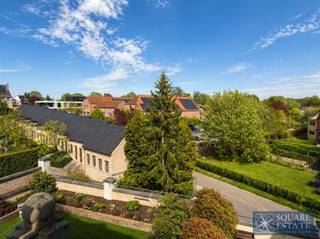 <p><span>Square Estate vous présente ce superbe appartement situé au coeur de Wemmel, sur la charmante Place du Markt. </span></p><p><span> </span></p><p><span>L'appartement se compose comme suit: un hall d'entrée, un superbe et lumineux living donnant sur la Place du Markt, une cuisine équipée, une buanderie, deux chambres à coucher dont une avec dressing ainsi qu'une salle de bain. </span></p><p><span> </span></p><p><span>Celui-ci dispose également d'une cave ainsi que d'un box de garage compris dans le prix de location. Les charges s'élèvent à 200 euros par mois, dont 50 euros de provision pour la consommation d'eau à usage privé.</span></p><p><span> </span></p><p><span>Pour plus d'informations ou planifiez une visite, veuillez-nous contacter au 02/460.42.01 ou à <span>ca@square-estate.be</span></span><span> </span></p>