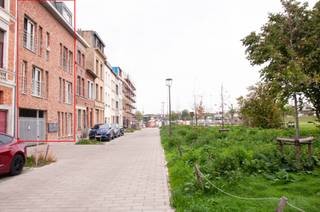 <p>Lichtrijk 2-slpk. app. met tuin &amp; autostaanplaats - EPC A</p><p>Midden in de vernieuwde Slachthuissite, in een rustige doodlopende straat, vind je dit recent grondig vernieuwde en gemoderniseerde stadsappartement: verrassend ruim en groen. Via de sfeervolle binnentuin bereik je de achterbouw, waar het appartement zich op het gelijkvloers bevindt. Met 125 m² woonoppervlakte, twee slaapkamers en een eigen tuin combineert het appartement het open gevoel van een loft met het comfort van een instapklare woning.</p><p>Via de inkomhal met maatwerkkasten kom je in de ruime leefruimte. De open keuken met royaal kookeiland en hoogwaardige inbouwtoestellen sluit aan op de eetruimte en geeft via een groot schuifraam uit op de eigen, beschutte stadstuin. Volwassen beplanting en een pergola geven de tuin extra karakter. Aansluitend zijn er twee afzonderlijke bergruimtes: een ruime voorraadruimte en een praktische berging.</p><p>Hoge plafonds, zichtbare materialen en veel maatwerk geven het interieur zijn typische loftkarakter. Het appartement heeft twee volwaardige slaapkamers. De master bedroom sluit aan op een ruime dressing met kamerhoge maatwerkkasten. De badkamer is hoogwaardig afgewerkt in Mortex en beschikt over een inloopdouche, ligbad en dubbele wastafel. Daarnaast zijn er een afzonderlijk toilet, een was- en bergruimte en een aparte technische ruimte.</p><p>Met EPC-label A is de woning bijzonder energiezuinig en uitgerust met een regenwaterput, lucht-waterwarmtepomp, zonnepanelen, thuisbatterij, ventilatiesysteem en slimme Loxone-domotica. De gemeenschappelijke kosten bedragen ca. €50/maand; nutsvoorzieningen zijn individueel. Bij het appartement hoort een ondergrondse autostaanplaats, bereikbaar via een elektrische poort.</p><p>Park Spoor Noord en de vernieuwde Slachthuiswijk liggen voor de deur, met groen en speelruimte, horeca, winkels en supermarkten vlakbij.</p><p>Interesse? Neem contact op en plan je bezoek. Bezichtigingen uitsluitend op afspraak.</p>