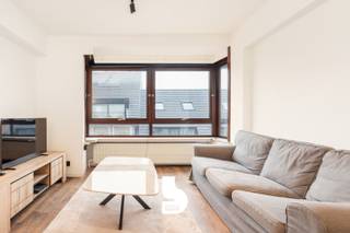 <p>Stap binnen in dit charmante appartement in de Kaaistraat, midden in het bruisende hart van Oostende.<br />Gelegen op de vijfde verdieping van een verzorgd gebouw uit 1965, geniet je hier van een mooie combinatie van ruimte, comfort en een centrale ligging.<br /><br />Bij het binnenkomen kom je terecht in de ruime woonkamer, waar het aangenaam thuiskomen is. De leefruimte loopt mooi over in de eetkamer, waardoor je hier alle ruimte hebt om gezellig te tafelen of met vrienden en familie samen te zijn. Vanuit de leefruimte geniet je bovendien van toegang tot een leuk terras, de ideale plek om even buiten te zitten met een koffie, een aperitiefje of gewoon te genieten van de buitenlucht.<br /><br />Aansluitend bevindt zich de praktische keuken, waar je alles bij de hand hebt om heerlijke maaltijden te bereiden. De indeling zorgt ervoor dat de keuken mooi aansluit bij de leefruimtes.<br />Verder beschikt het appartement over twee aangename slaapkamers. De ene kamer kan perfect dienstdoen als hoofdslaapkamer, terwijl de tweede kamer ook ideaal is als kinderkamer, logeerkamer of gezellige thuiswerkplek. De badkamer is functioneel ingericht en biedt nog mogelijkheden om deze volledig naar eigen smaak in te richten.<br /><br />Het appartement werd recent gerenoveerd en voelt daardoor fris en eigentijds aan. Met zijn 67 m² bewoonbare oppervlakte is er bovendien voldoende ruimte om hier comfortabel te wonen.<br />En dan is er natuurlijk de ligging: je bevindt je hier midden in Oostende, op wandelafstand van de winkels, gezellige horecazaken en de zee. Of je nu op zoek bent naar een eigen stekje aan de kust, een tweede verblijf of een interessante investering, dit appartement biedt heel wat mogelijkheden.<br /><br />Kom binnen, ontdek de ruimtes en laat je verrassen door de charme én het gezellige terras van dit appartement.</p>