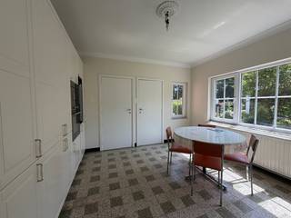 Ruime volledig gerenoveerde gezinswoning,gelegen in mooi landelijk gebied.Vlotte verbinding door middel van noord-zuid naar Nederland encentrum van provincie.Het huis heeft 3 slaapkamers 1 badkamer 3 wc’s kelder zolder berging en tuin met garage. Heeft een EPC score C en is asbestvrij alle keuringsattesten zijn aanwezig.Woning te bekijken op afspraak tel . 0476694525