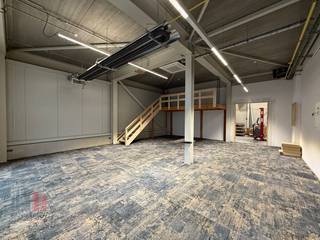 Fantastisch gelegen recent bedrijfsgebouw (2018) met een ruime opslagruimte van 186 m². Gelegen vlak bij de Knokkebaan (N44) en het nieuwe op-...