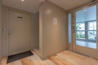 Situé sur une artère très fréquentée, à proximité de toutes les commodités et entouré d'autres commerces.Grâce à la grande vitrine donnant sur la...