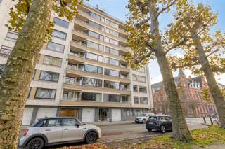 Instapklaar appartement aan Gent-Zuid met groen zicht
Op de vierde verdieping, in de dynamische en gegeerde buurt aan Gent-Zuid, bevindt zich dit lichtrijke en instapklare appartement met een aangenaam uitzicht op het omliggende groen. Dankzij de centrale ligging, alles binnen handbereik en de uitstekende mobiliteitsverbindingen, geniet je hier van maximaal wooncomfort in het hart van Gent.
De ruime leefruimte vormt het centrum van het appartement en baadt in natuurlijk licht. De open keuken sluit mooi aan op de living en is ideaal voor wie houdt van gezellig koken. Aansluitend bevindt zich een praktische berging, wat extra opbergruimte biedt.
Het appartement beschikt over twee mooie, ruime slaapkamers, een verzorgde badkamer en een apart toilet. Alles is netjes onderhouden en volledig instapklaar.
Een belangrijke troef is de garage op het gelijkvloers, inbegrepen in de verkoop – een bijzonder waardevol pluspunt in het centrum van Gent.
Met een gunstig EPC, geen asbest en conforme elektriciteit is dit een zorgeloos en kwalitatief appartement, perfect als eigen woonst én als interessante investering.
Exclusief te koop aangeboden via de Oximo online verkoopsprocedure. Voor registratie en aanvaarding van de verkoopsvoorwaarden zie www.oximo.be.