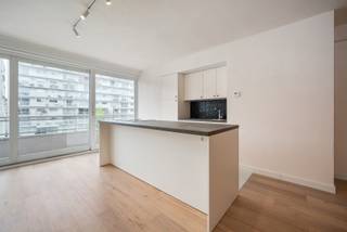 Dit appartement werd volledig gerenoveerd met o.a. nieuwe sanitair, verwarming, elektriciteit, keuken, badkamer,... Ook de aanwezige...