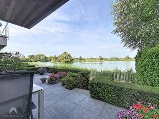 <p>Exclusief wonen aan het Donkmeer – Luxe, rust en een uniek uitzicht</p>
<p>In de kleinschalige residentie Carpe Diem geniet u van een stijlvolle en energiezuinige woonervaring op een toplocatie aan het Donkmeer. Dit lichtrijke appartement combineert hedendaags comfort met een adembenemend panoramisch uitzicht.</p>
<p>Via de inkomhal met vestiaire en gastentoilet bereikt u de ruime leefruimte met open, volledig uitgeruste keuken en praktische berging. Grote raampartijen geven uit op het ruime terras en de privatieve tuin, waar u elke dag geniet van de rust en het prachtige zicht op het meer.</p>
<p>Verder beschikt het appartement over twee comfortabele slaapkamers en een moderne badkamer met inloopdouche. Een private berging en ondergrondse autostaanplaats, bereikbaar via een autolift, zorgen voor extra comfort. Om de hedendaagse mogelijkheden te tonen, werden enkele foto's digitaal gemoderniseerd.</p>
<p>De ligging is uitzonderlijk: rechtstreeks aan het Donkmeer, vlak bij natuurgebieden zoals De Nieuwdonk en de Gratiebossen. Winkels, horeca, scholen en het centrum van Berlare bevinden zich op enkele minuten, terwijl een halte van De Lijn op wandelafstand ligt.</p>
<p>Dit appartement wordt zonder makelaar verkocht via het concept van Smart Houses.</p>
<p>Interesse? Neem rechtstreeks contact op met de eigenaars:<br />Nicole: +32 473 23 68 49<br />Hans: +32 499 67 92 72<br />E-mail: snahvc@gmail.com</p>