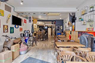 Zeer gunstig gelegen handelsruimte in centrum Tienen op wandelafstand van de Grote Markt. Het handelspand is 90 m² en is voorzien van winkelruimte/café, sanitair gedeelte/toiletten, berging en kelderruimte. Verwarming en koeling via aircosysteem. Alarmvoorziening aanwezig. Het werd voordien uitgebaat als café. Voor meer info en/of een bezichtiging, kan u zich enkel en alleen registreren via de gele knop "bezoek aanvragen" onder de advertentie of via deze link: https://LTC.mijnhuurprofiel.be/property/e1bd9cd8-0410-497d-9f4f-108f756ae4ca. LET OP: telefonische oproepen en mails beantwoorden wij NIET!