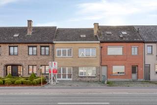 Spacieuse maison avec 3 chambres et jardin à LedeVous cherchez une maison spacieuse à Lede avec un potentiel de rénovation ? Ne cherchez plus !Avec 3 chambres, un beau jardin et une surface habitable de 249 m², cette maison offre tout le confort que vous recherchez.<br /><br />Disposition de la maison :<br />Rez-de-chaussée :<br />- Hall d'entrée<br />- Espace de vie avec salon et salle à manger<br />- Cuisine<br />- Salle de bain avec baignoire<br />- Débarras<br /><br />Premier étage :<br />- Hall de nuit<br />- 3 chambres<br />- Espace de rangement<br /><br />Deuxième étage :<br />- Grenier aménageable avec possibilités d'agrandissement<br /><br />Atouts :<br />- Surface habitable de 249 m²<br />- Terrain de 359 m²<br />- Garage et 2 places de parking<br />- Emplacement central à proximité des axes routiers<br />- Construction solide avec beaucoup de potentiel<br /><br />Consultez tous les détails et réservez votre visite via ce lien :