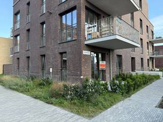 Dit prachtig afgewerkte gelijkvloers appartement, waarbij extra aandacht werd besteed aan wooncomfort en het gebruik van kwaliteitsvolle materialen, is gelegen nabij het Galgenweel.<br /><br />Het appartement omvat een inkomhal die toegang biedt tot een ruime woon- en eetkamer met een gezellige open keuken. De keuken is uitgerust met een koelkast, kookplaat, combi-oven, dampkap, vaatwasser en opbergkasten. Via de woon- en eetkamer heeft u toegang tot het terras.<br /><br />Vanuit de hal bereikt u de wasplaats met aansluiting voor een wasmachine en/of droogkast en de technische installatie. Er is tevens een ruime slaapkamer en een badkamer met douchecel, een lavabo en het toilet.<br /><br />In de ondergrondse verdieping beschikt u over een privatieve autostaanplaats (met laadpunt) en een bergplaats.<br /><br />Het appartement is gelegen op wandelafstand van winkels, een park en openbaar vervoer, wat het ideaal maakt voor wie zoekt naar comfort en bereikbaarheid.<br /><br />Voor meer informatie of een bezichtiging, neem gerust contact met ons op!<br /><br />Ter info: Olga Lefeberplein 1 is een zijstraat van Eulalia Cambierstraat en Leo J. Krynlaan.