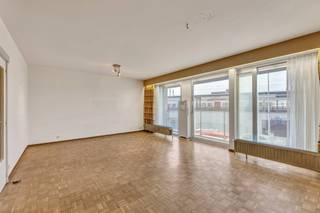 <p>Voor meer info of een bezoek, bel 053 59 49 32 - Rechtover het station van Denderleeuw bevindt zich dit <strong>ruim en lichtrijk appartement op de eerste verdieping. </strong>Dankzij deze uitstekende ligging bevinden winkels, scholen en openbaar vervoer zich letterlijk op wandelafstand, wat zorgt voor een bijzonder vlotte bereikbaarheid. Het appartement, met een bewoonbare oppervlakte van circa <strong>90 m²</strong> en een gunstig <strong>EPC-label B</strong>, biedt een aangename en praktische indeling. Via de inkomhal betreedt men <strong>de ruime en lichtrijke leefruimte </strong>met open keuken, die naadloos aansluit op het wooncomfort. Verder beschikt het appartement over een ruime berg- en wasplaats, een badkamer, een apart toilet en<strong> twee volwaardige slaapkamers</strong>. Een extra troef zijn <strong>de twee terrassen</strong>, waarvan één uitgerust is met twee handige bergruimtes, ideaal voor extra opslag.<strong> Tot slot beschikt men over een privatieve kelderruimte en een garage, die verplicht mee aan te kopen zijn aan €30.000.</strong> Lift aanwezig - Dak werd 10 jaar geleden gerenoveerd - Cv op aardgas - Buitenschrijnwerk in aluminium en pvc dubbel glas - Gemeenschappelijke brander - Vernieuwde sectionale poort (Maatregelenregister in aanvraag)</p>