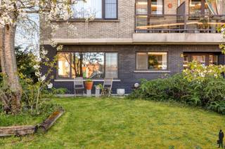 Ruim gelijkvloers hoekappartement met tuin en grote garageDit hoekappartement op het gelijkvloers van de verzorgde residentie Permeke biedt een mooie...