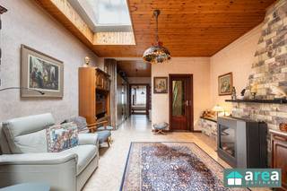 <p><span>Te renoveren woning (146m²) met 4 slpks en tuin in Boho</span></p><p><span>Ligging:</span><span> </span></p><p><span>Deze woning is gelegen in een rustige straatje in het hippe Boho. Op wandelafstand vindt u een ruim aanbod aan handelszaken, scholen en openbaar vervoer. Bovendien is de bereikbaarheid uitstekend dankzij diverse tram- en busverbindingen en een snelle aansluiting op belangrijke invalswegen en de Antwerpse Ring. Geniet van rust in één van de nabijgelegen parken of pleinen zoals het Vinçotteplein, het Krugerpark en het Rivierenhof. Ideaal voor mensen die houden van een bruisend stadsleven maar ook de nodige rust willen hebben.</span></p><p><span>Beschrijving:</span><span> </span></p><p><span>Via de inkomhal (9,5 m²) heeft u toegang tot de ruime en lichtrijke leefruimte (41,5 m²), die dankzij twee grote lichtkoepels geniet van veel natuurlijk licht. Aansluitend bevindt zich de royale keuken (14,5 m²) met direct aanpalend een eerste badkamer (4 m²). Op de eerste verdieping bevindt zich een tweede badkamer (9 m²) en twee volwaardige slaapkamers van respectievelijk 18 m² en 10 m². De tweede verdieping herbergt nog eens twee slaapkamers van 16,5 m² en 10 m². Tot slot beschikt de woning over een ruime droge kelder (35 m²) en een oost-gerichte tuin van 22m².</span></p><p><span>Dé ideale gezinswoning voor wie de handen uit de mouwen wil steken en een droomwoning naar eigen smaak wil creëren! </span></p><p><span>Bijzonderheden:</span></p><ul><li><span>Veel natuurlijk licht</span></li><li><span>EPC: 798 kWh/m² jaar</span></li><li><span>Tuin oostgericht (22m²)</span></li><li><span>146m² cfr. EPC</span></li></ul><p><span>Renovatieverplichting residentiële gebouwen van toepassing. Meer info: https://energiesparen.be/renovatieverplichting</span></p><p><span>oppervlaktes zijn cfr. plan</span></p>