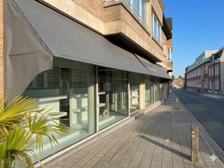 Dit commercieel gelijkvloers van ca. 101m² bevindt zich op een uitstekende locatie in Lendelede. De opvallende 10 meter brede etalage zorgt voor...