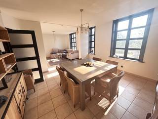 Goed gelegen handelspand met woonst en garage met uitweg te Roeselare-BeitemGoed gelegen handelseigendom met vernieuwde winkel en woning met 2-4...