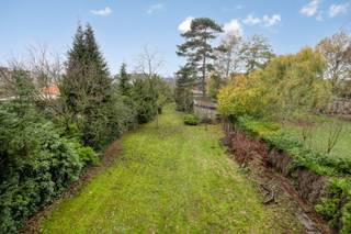 In het centrum van Belsele bieden wij u deze woning met heel veel potentieel op circa 1.673 m² grond aan. Nabijheid winkels, scholen, bus-aansluiting...<br />Inkomhal, ruime living met OH, aparte ingerichte keuken met bijhorende badkamer ( douchecabine, toilet en lavabo-meubel ). Apart bureel dat ook als extra slaapkamer op het gelijkvloers kan gebruikt worden. Ruime veranda met aanpalend terras. Magazijn met sectionaal poort van circa 54 m² ( ideaal voor de doe-het-zelver of kleine zelfstandige ) Tuinhuis, vijver, grote tuin met groenaanleg. Op de 1ste verdieping hebben we 3 slaapkamers en badkamer met ligbad, toilet en lavabo-meubel.<br />Mits de nodige aanpassing maak je hier uw droomwoning van!<br />Ideaal ook voor de kleine zelfstandige.<br />Maak nu uw afspraak via olivier@immo-en-cie.be of 0475/970.780