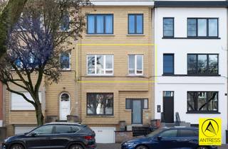 <p><span>Appartement te koop in Mortsel met 1 slaapkamer</span></p><p><span>Dit appartement is gelegen in één van de meest geliefde straten van Mortsel en bevindt zich in een ideale omgeving. Op wandelafstand vindt u winkels, scholen, tram- en bushaltes. Het appartement beschikt over één slaapkamer, een badkamer, een open leefruimte en een aparte keuken.</span></p><p><span>Indeling</span><span><br />Via de inkomhal betreedt men de trappenhal. Het appartement bevindt zich op de eerste verdieping. Bij het binnenkomen komt u in de leefruimte. Aan de straatzijde bevindt zich de slaapkamer. Vanuit de leefruimte heeft u toegang tot de keuken en eetruimte. Via de keuken bereikt u de lichtrijke badkamer.</span></p><p><span>Bijzonderheden </span></p><ul><li><span>Elektrische keuring: conform</span></li><li><span>EPC: aanwezig (207 kWh/m² jaar label C)</span></li><li><span>Asbestattest: geen asbest aanwezig</span></li><li><span>Verwarming: gas (brander Bulex)</span></li><li><span>Keuken: oven, gasvuur, spoelbak, koelkast</span></li><li><span>Badkamer: douche, toilet, lavabo</span></li></ul><p><span>Aansluiting voor wasmachine en droogkast aanwezig (in de badkamer)</span></p>