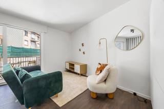 <p>In een rustige éénrichtingsstraat, op wandelafstand van het strand, de duinen, winkels en de tram, bevindt zich deze volledig vernieuwde studio. Een unieke kans om te investeren in een instapklaar en energiezuinig pand op een toplocatie aan de kust.</p>
<p>De studio is compact maar slim ingedeeld met een lichtrijke leefruimte, een moderne open keuken en een stijlvol afgewerkte badkamer met inloopdouche. Alles werd van A tot Z vernieuwd, zodat je zonder zorgen kan verhuren of bewonen.</p>
<p>Met een warmtepomp en een EPC-label B geniet je van lage energiekosten en beperkte gemeenschappelijke lasten.</p>
<p></p>
<p><strong>Investeringspotentieel</strong></p>
<p>Dankzij de grote vraag naar tweede verblijven en vakantiewoningen in Bredene combineert dit pand <strong>zorgeloos eigenaarschap met een aantrekkelijk rendement</strong>. Afhankelijk van de verhuurstrategie kan de opbrengst variëren van een <strong>stabiel rendement (ca. 3–4%)</strong> bij klassieke verhuur tot een <strong>zeer interessant rendement (ca. 6–8%)</strong> bij actieve korte termijn verhuur.</p>
<p>Bovendien is er de mogelijkheid om meerdere studio’s of appartementen in hetzelfde gebouw aan te kopen, wat dit project extra interessant maakt voor investeerders die hun portefeuille willen uitbreiden.</p>
<p></p>
<p><strong>Troeven</strong></p>
<ul>
<li>
<p>Volledig vernieuwd en instapklaar</p>
</li>
<li>
<p>Energiezuinig (EPC B) met warmtepomp</p>
</li>
<li>
<p>Rustige ligging vlak bij strand, duinen, winkels en tramhalte</p>
</li>
<li>
<p>Interessant rendement bij zowel lange als korte termijn verhuur</p>
</li>
<li>
<p>Mogelijkheid tot aankoop van meerdere units in hetzelfde gebouw</p>
</li>
</ul>