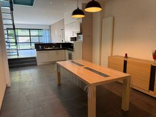 <p><span>GEZELLIGE EN GOED ONDERHOUDEN WONING 171M² MET 2 SLAAPKAMERS EN LEUKE ZUID-GEORIËNTEERDE TUIN</span></p><p><span>ligging nabij centrum met vlotte bereikbaarheid via N16, E17 en A12</span></p><p><span> </span></p><p><span>Gelijkvloers:</span><span> Inkomhal / wc met handwas / berging met stookplaats (3 x 2,9m) / eetplaats met super-ingerichte open keuken (28m²) / salon (6 x 4,4m) met toegang tot zuid-georiënteerd terras en tuin.</span></p><p><span>1ste verdieping:</span><span> Nachthal / 2 slaapkamers (17m²; 4 x 3,9m) / grote badkamer (3,5 x 2,3m) met dubbele wastafel, ligbad, douche en wc / berging met wasplaats (5m²).</span></p><p><span>2de verdieping:</span><span> Stockage-zolder (8 x 4m).</span></p><p><span>Tuin met tuinberging.</span></p><p><span> </span></p><p><span>Woning is voorzien van 8 zonnepanelen en een zonneboiler.</span></p><p><span> </span></p><p><span>Woning bewoonbaar door maximaal 3 personen.</span></p><p><span> </span></p>