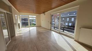 Dit instapklaar appartement is gelegen in het hartje van Lichtervelde, op wandelafstand van het station, de markt, winkels, ...Kleine residentie met...