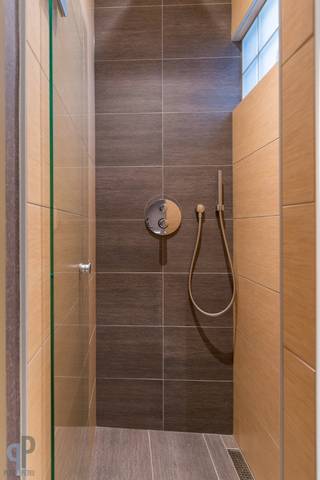 Te midden centrum Zottegem vinden we deze ruime en hoogwaardig afgewerkte burgerwoning, voorzien van een inkomhall met gastentoilet en doucheruimte. Via 2 glazen schuifdeuren bereiken we de lichtrijke leefruimte, ingedeeld als gezellige zithoek, met ingebouwde gas sfeerhaard, een eetplaats en achteraan een knappe keuken met verplaatsbaar eiland. Vanuit de keuken hebben we toegang en zicht op de aangelegde tuin en terras. Op de 1ste verdieping vinden we een grote kamer met een ruime dressing en een bijzonder knappe badkamer, met ligbad, meubel, inloopdouche en toilet! De zolderverdieping is momenteel ingericht als 1 grote kamer met mezzanine zolder. Hier bestaat perfect de mogelijkheid om 2 kamers te maken. Verder beschikt deze woning over een droge kelder met wasplaats. Goed EPC, conforme elektriciteit en zonnepanelen met thuisbatterij! Voor meer inlichtingen of een bezoek, contacteer Veronique 0483/676579