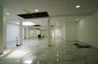 Deze ca 250 m² winkel heeft reeds een vernieuwde vloer en voldoende verlicht plafond. Automatisch rolluik vooraan, cv gas, garage, sanitair, bureel , tuin.<br />Hier je winkel beginnen is meteen goede omzet draaien. Tuin en garage te beschikking