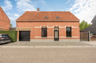 In een rustige straat midden in het dorpscentrum van Westmalle bevindt zich deze charmante vrijstaande dorpswoning met mooie zuidwest georiënteerde tuin. De woning beschikt over 5 slaapkamers en 2 badkamers en kan nog uitgebreid worden. Er is een inpandige garage voorzien, parkeerruimte is er ook voldoende voor de woning. De woning is goed onderhouden en direct bewoonbaar! Maak snel een afspraak voor één van de kijkdagen!<br /><br /><span>Indeling:</span> Gelijkvloers: inkomhal; slaapkamer; woonkamer; eetkamer; keuken; berging; badkamer; garage. Tussenverdiep: traphal; opkamer ingericht als slaapkamer. Verdieping: Polyvalente open ruimte; 2 slaapkamers; apart toilet; badkamer.<br />Tuin: omheinde tuin met terras, gazon en tuinberging.<br /><br />De wettelijke renovatieverplichting is van toepassing; Energielabel E; EPC 479kWh/m²
