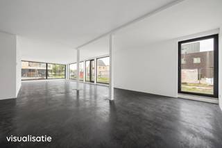 <p><strong>Handelsruimte op zichtlocatie nabij het centrum van Lommel</strong><br /><br />Aan de Molsekiezel 52 in Lommel, op een vlot bereikbare locatie nabij het stadscentrum, bevindt zich deze casco handelsruimte op het gelijkvloers van Residentie Souvereyn. De ruimte heeft een oppervlakte van <strong>142,2 m²</strong> en biedt dankzij de casco afwerking heel wat vrijheid om het pand volledig in te richten volgens de noden van uw activiteit. <span></span></p>
<p>De ligging vormt een belangrijke troef. De Molsekiezel is een gekende verbindingsweg richting het centrum van Lommel, waardoor deze handelsruimte geniet van een zichtbare en toegankelijke locatie. In de directe omgeving bevinden zich woningen, centrumvoorzieningen en lokale handelszaken, wat deze plek interessant maakt voor onder meer een kantoor, praktijkruimte, dienstverlenende activiteit of buurtgerichte handelszaak.</p>
<p>Ook op vlak van bereikbaarheid zit u hier goed. Het centrum van Lommel ligt op wandelafstand, met tal van winkels, horecazaken, restaurants en ontspanningsmogelijkheden in de buurt. Daarnaast ligt ook het Adelbergpark op ongeveer 10 minuten wandelen, met onder meer het cultuurcentrum en de bioscoop in de omgeving. <span></span></p>
<p>Voor klanten en bezoekers zijn er verschillende parkeermogelijkheden in en rond het centrum. De stad Lommel voorziet onder meer gratis centrumparkings zoals <strong>CC De Adelberg</strong>, <strong>Molenstraat</strong>, <strong>Mudakkers</strong>, <strong>Frans van Hamstraat</strong> en <strong>Stadhuis 2 aan de Klachtloopstraat</strong>. Daarnaast geldt op een deel van de Molsekiezel een blauwe zone, waar kort parkeren met parkeerschijf mogelijk is. <span></span></p>
<p>Residentie Souvereyn zelf bestaat uit <strong>27 appartementen en 1 handelsruimte</strong> en zet in op hedendaags wooncomfort, kwalitatieve architectuur en duurzame technieken. Een interessante opportuniteit voor ondernemers of investeerders die zoeken naar een commerciële ruimte op een bereikbare locatie nabij het hart van Lommel.</p>