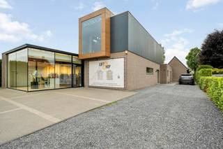 Instapklare woning met handelsruimte – wonen en werken in perfecte harmonieOntdek deze recente, instapklare woning waar comfortabel wonen en...