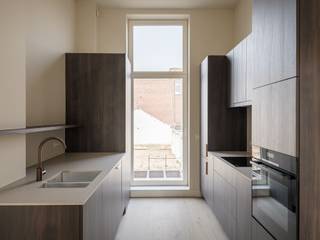 <strong>Sint-Amandsberg – Kwalitatief handelshuis met handelsruimte en woning met terras, op fietsafstand van het centrum van Gent</strong><br /><br />Deze woning met handelsgelijkvloers maakt deel uit van het kleinschalige reconversieproject Amadé’, bestaande uit handelszaken en appartementen met een authentiek en historisch karakter.<br />Het project bevindt zich in het centrum van Sint-Amandsberg, onder de kerktoren van Sint-Amandus en vlak bij het oude gemeentehuis.<br /><br />De moderne architectuur van het gebouw sluit naadloos aan bij de omgeving en weerspiegelt een eigentijdse visie op comfortabel wonen.<br />Op de gelijkvloerse verdieping bevindt zich een handelsruimte (30 m²), ideaal voor winkel- of kantoorfuncties, met een onderliggende ruime kelder.<br /><br />De woning heeft een totale bewoonbare oppervlakte van 205 m², exclusief de buitenruimte. De woonentiteit strekt zich uit over 162 m² bruto vloeroppervlakte, telt drie slaapkamers en geniet van uitzonderlijk veel licht dankzij de royale volumes en grote raampartijen. Centraal bevind zich een open keuken met berging en buitenterras (11 m²).<br /><br />Op de bovenverdieping bevinden zich drie slaapkamers, ook hier zijn de originele houten draagbalken nog steeds zichtbaar en naadloos meegenomen in ontwerp. Verder vinden we op dit verdiep een badkamer met inloopdouche en wastafel, een apart toilet op de nachthal, de nachthal geeft bovendien toegang tot een zolderruimte die extra bergruimte biedt.<br /><br />Een extra troef is de achterliggende tuin van 107 m².
<ul>
	<li>Enkele troeven van dit appartement:</li>
	<li>Fietsenberging aanwezig</li>
	<li>Aangenaam terras</li>
	<li>Rustige ligging nabij het stadscentrum</li>
	<li>Vlotte bereikbaarheid en nabijheid van openbaar vervoer</li>
	<li>Optioneel aan te kopen staanplaats</li>
</ul>
<strong>Een mooie opportuniteit voor wie op zoek is naar een woon-werkcombinatie die voldoet aan alle hedendaagse normen, op een gegeerde locatie op een boogscheut van het stadscentrum.</strong>