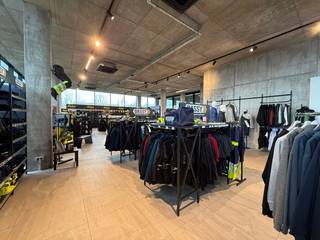 Op zoek naar een geschikte locatie voor uw bedrijf of kantoor, met een moderne uitstraling? Zoek dan niet langer verder!<br /><br />Dit pand is volledig instapklaar en biedt door de uitstekende ligging, een hoge visibiliteit voor uw onderneming. Het pand bestaat uit twee verdiepingen, respectievelijk 272 m² en 289 m² en is uitgerust met moderne voorzieningen; zoals airconditioning, .... Tevens beschikt het pand over voldoende parkeermogelijkheid voor u en uw bezoekers. <br /><br />De locatie is uitstekend bereikbaar, met de E40 op slechts 10 minuten afstand, en bevindt zich centraal tussen de belangrijke economische regio's van Brugge-Gent-Kortrijk.<br /><br />Het pand is beschikbaar vanaf 01/06/2025 of eerder in overleg. <br />Parkeergelegenheid rondom en/of onder het gebouw. <br />De eerste verdieping is uitgerust met keuken en frigo! <br /><br />Troeven: <br />- Volledig instapklaar (keuken, frigo, airco, internet,...);<br />- Energiezuinig;<br />- Voldoende parkeermogelijkheid (met autolaadpaal!);<br />- Grote visibiliteit;<br />-...