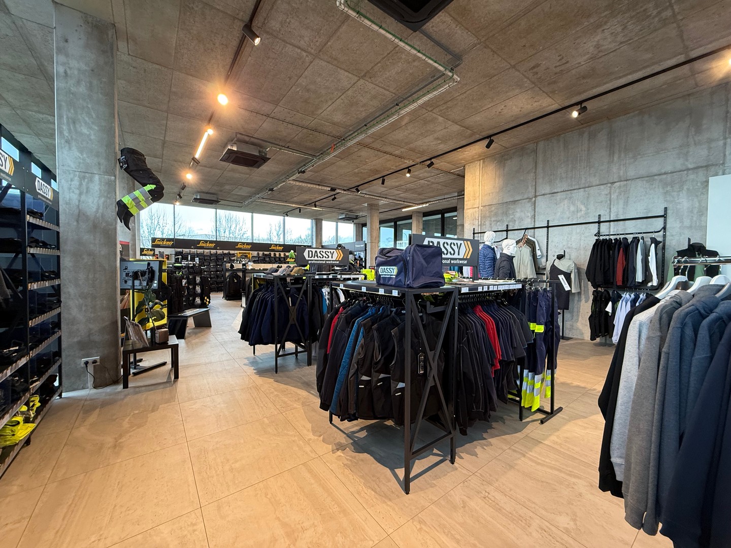 Volledig instapklaar bedrijfspand op een uitstekende ligging. - foto 3