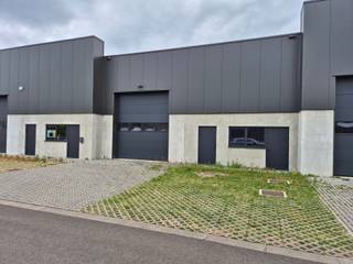 Op KMO-zone Veeweide wordt deze recente KMO-unit van 288m² te koop aangeboden. De unit is voorzien van stopcontacten (240V/400V). Aan de achterzijde is eveneens een sectionaalpoort voorzien zodat er beperkt buitenopslag mogelijk is. Alle nodige voorbereidingen zijn getroffen om een kantoor, sanitair en verwarming te voorzien.<br /><br />Technische kenmerken:<br />- oppervlakte 288m²<br />- poort voorzijde 4m x 4.5m<br />- poort achterzijde 3m x 3m<br />- 2 parkeerplaatsen<br /><br />Iab - Vg - Gmo - Gvv - Gvkr<br /><br />Voor meer info: info@jansenrealestate.be of 011/39.90.50