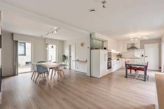 Bienvenue dans cette charmante maison moderne située à Neigem, ce développement ouvert offre 138 mètres carrés d'espace de vie, idéal pour les...
