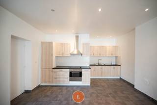 Ben jij op zoek naar een starterswoning of naar een investeringsproject? Dan is dit de kans.Deze goed gelegen woning bevindt zich op wandelafstand...